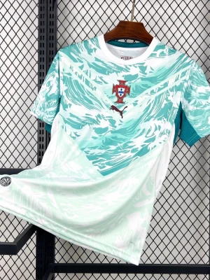 Portugal fotbollströja mintgrön/vit - Snygg Portugal fotbollströja från Puma i mintgrönt och vitt med vågigt mönster. Tröjan har rund hals, korta ärmar och Portugal-emblemet på bröstet. Tillverkad i lätt och ventilerande funktionsmaterial, perfekt för träning eller match. Finns i storlekar från S-M!!! Fraktar inom en dag!!!