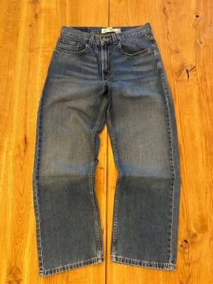 Levi’s 569 Loose Straight Jeans (W29 L29) 🇯🇵 - Beautifully faded vintage wash with mid-to-light blue tones, creamy highlights & natural whiskering throughout • Signature arcuate stitching, red tab & copper rivets • Two-horse leather patch • Loose straight fit, relaxed silhouette • Clean stitched hems Great condition with rich patina & authentic wear  Feel free to ask for more details!
