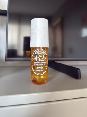 Sol de Janeiro Brazilian Crush 62 - Sol de Janeiro Brazilian Crush Cheirosa 62 är en parfymmist med doft av pistage och saltad karamell. Flaskan är genomskinlig med orange ton och har en vit plastkork. Perfekt för dig som gillar söta och fräscha dofter i en smidig sprayflaska!💕 Använd ett fåtal gånger!! (Se bild hur mycket)❤️
