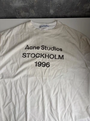 Acne studios t-shirt - Säljer en t-shirt från acne studios. Den är helt ny, inte ens testad. Den är i storlek s i bra kvalitet. Skriv vid minsta fundering