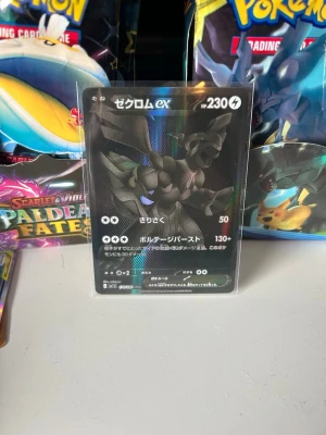 Zekrom EX Pokémonkort japansk - Säljer ett japanskt Zekrom EX Pokémonkort med 230 HP. Kortet har en mörk, holografisk design och är inplastat för extra skydd. Perfekt för samlare eller dig som vill stärka din kortlek med en kraftfull el-Pokémon.tar även emot trades