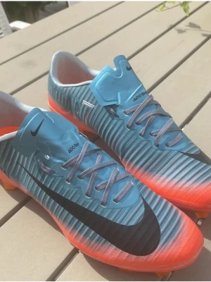 Nike Mercurial CR7 - Säljer ett par retro Nike Mercurial fotbollsskor!  Sjukt feta Nike mercurials som var poppis förr. Oanvända cr7 skor i storlek 45! Har stått i garderoben sedan dem köptes för x antal år sedan. Skorna är väldigt svåra att få tag på då dem inte tillverkas längre!           Hör av dig vid intresse!!