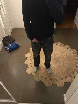 Hope Jeans ”Blend” - Säljer ett par svarta jeans med rak passform och klassisk femficksdesign. Jeansen har normal midja och subtila slitningar för en avslappnad look. Perfekta till vardagsstilen och lätta att matcha med olika tröjor och sneakers.