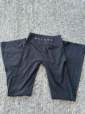 Svarta utsvängda leggings från Relode - Dom är lite  korta vad ja tycker ja vill att det ska nudda marken, ja är 171 så om du är 168 o kortare  dom passar för dom som är 171 man som du är som mig du är dom lite korta aldrig använda har bara testat en gång 