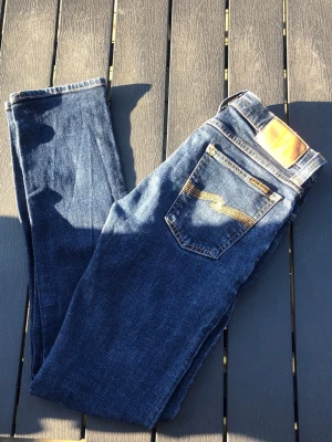 Nudie Jeans - Säljer ett par riktigt snygga Nudie jeans. Storleken på jeansen är W29, L34. Passar XS/S/M. Perfekta till vardagslooken och passar till det mesta. Säljs för 199kr pga att jag inte får användning av dem och nypris är 1500-1800kr!☺️