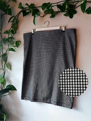 Snygg pennkjol med hundtandsmönster  - Supersnygg och nästintill oanvänd pennkjol från XLNT / Kappahl  Slits i bak Stretchig Resår i midjan  Mått:  Midja: 51cm rakt över Längd: 63cm  Se även andra annonser för bundle! 🌷  Avhämtning i Gävle/Uppsala går att lösa (skriv pm innan köp)