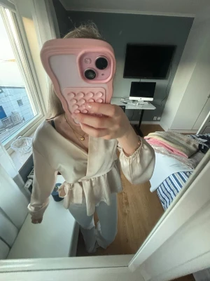 Satin topp - Säljer denna super snygga sand färgade blusen köpt på MISSAY i Göteborg. 💞💞Passar mig perfekt som har xs/s!!