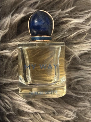 Giorgio Armani My Way parfym 50ml - Giorgio Armani My Way parfym .  Flaskan rymmer 50 ml . Perfekt för dig som gillar exklusiva och fräscha dofter💕💕 vanligtvis kostar den 1000-1400kr om du köper i butik. Säljer den för 500💕