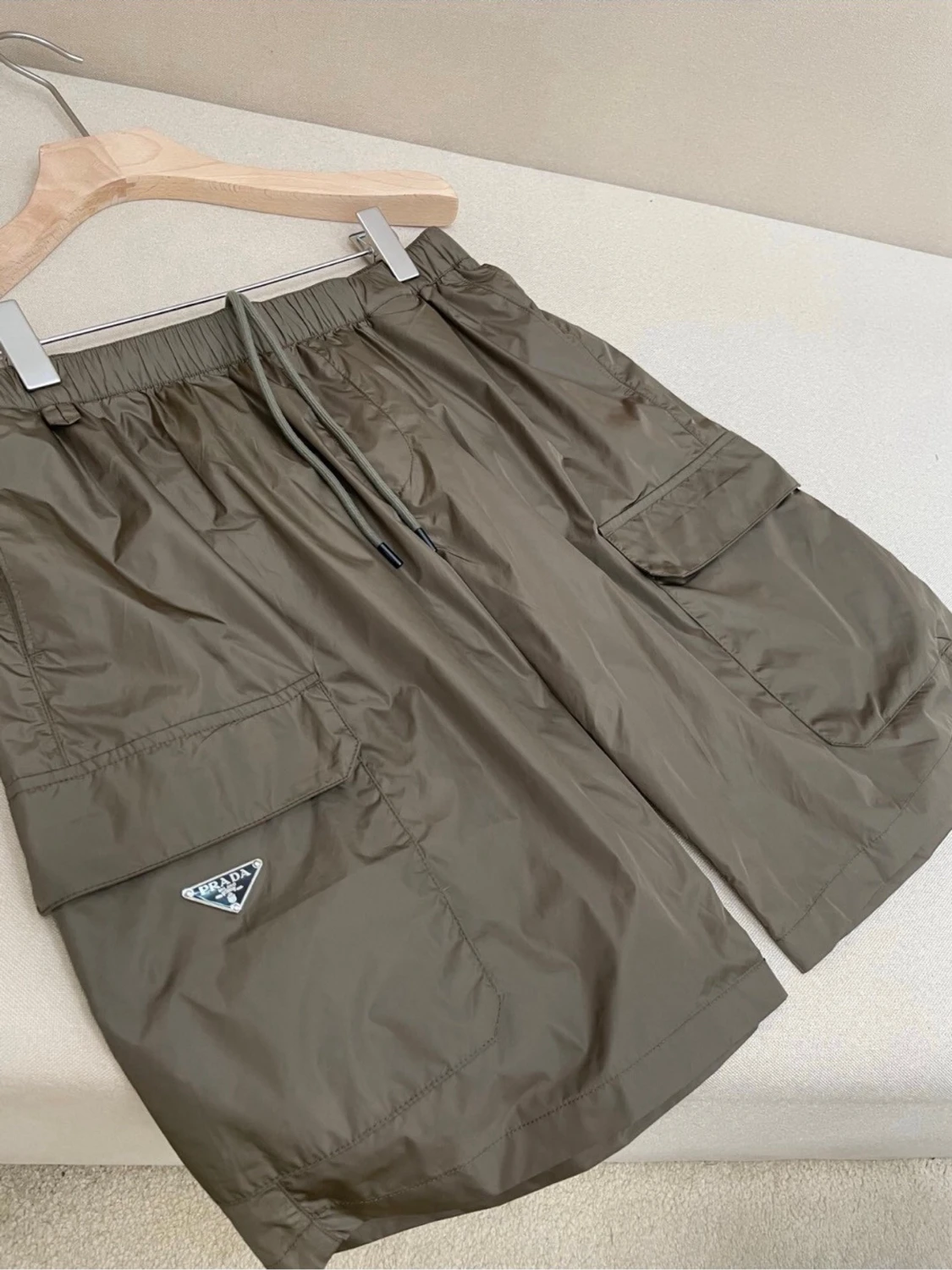 Olivgröna badshorts från Prada - 3
