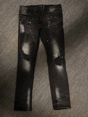 Supply & demand jeans med slitningar - Nästan helt oanvända jeans säljer då jag rensar min garderob. Hör av er vid frågor!