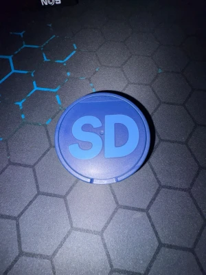 SD dosa  - En sd som är gjord av plast det står också Sverigedemokraterna på båda sidorna. Väldigt bra sick skriv om ni har några frågor.