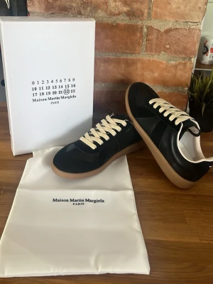 Maison Margiela - Maison margiela gats i storlek 42. Endast testade en gång inomhus så de är i nyskick! Box och dustbag ingår och skorna skickas snabbt