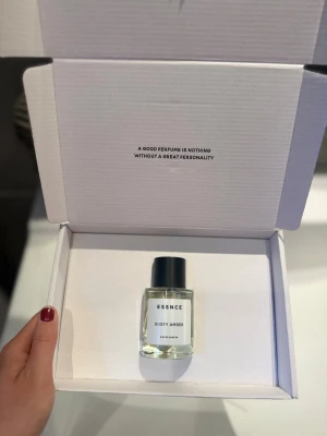 ESSNCE Dusty Amber Eau de Parfum - ESSNCE Dusty Amber. Kommer i originalförpackning och är enbart sprutad en gång för att testas. Den påminner om Good Girl av Carolina herrera och då jag har originalet av den säljer jag denna 😍😍 
