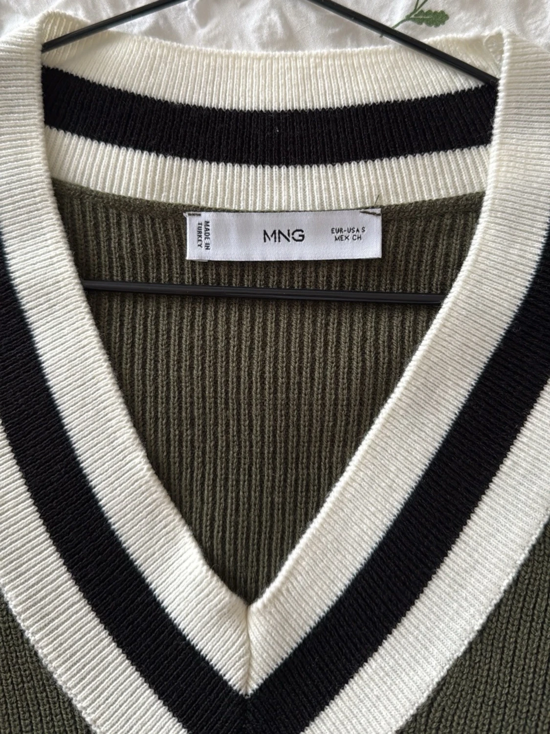 Olivgrön stickad väst från MNG - 2