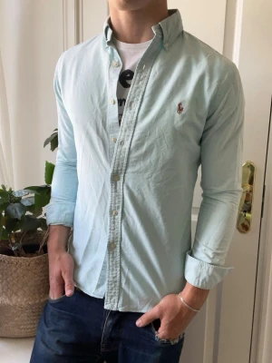 Ralph lauren skjorta  - Ralph lauren skjorta, Inga defekter! Modellen i bilderna är 180 cm 75 kg och bär Storlek S slim fit , Kom med frågor! 🌟 (Kan gå ned i pris vid köp av paket 😉) 