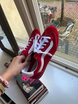 Röda Vans Sneakers ❤️ - Säljer dessa coola röda VANS sneakers, endast använda ett fåtal gånger. 