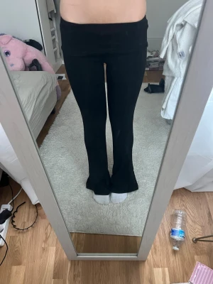Svarta yoga pants - Säljer ett par svarta yoga pants med bootcut-modell och hög midja. De är stretchiga och sitter tajt över låren men har utsvängda ben nertill. Perfekta till både oversized tröjor och crop tops. Materialet känns mjukt och följsamt.
