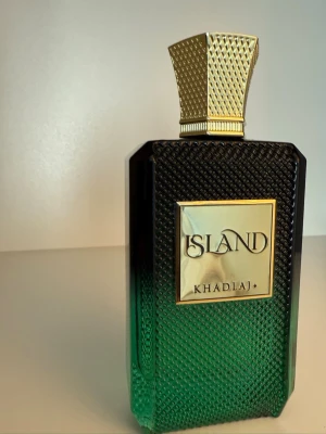 Khadlaj Island 100ml - En skön sommarparfym detta från khadlaj. Tropisk och passar perfekt nu till de varmare vädret, både dagtid och kväll. Ca 55-60ml kvar av 100ml, som man kan se på sista bild. Kan även ta byten. Tveka inte höra av er vid frågor & funderingar