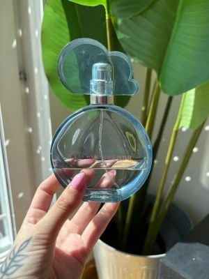 Ariana Grande parfym  - Ariana Grande parfym, ungefär lite mindre än hälften kvar. Flaskan är 100ml stor. Så ca 40ml