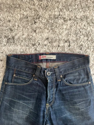 Levi's 506 Standard mörkblå jeans - Feta jeans i storleken 29/32. Snygga fades på vaderna. Mycket bra skick! Hör gärna av er vid intresse eller frågor mvh Petter✌️