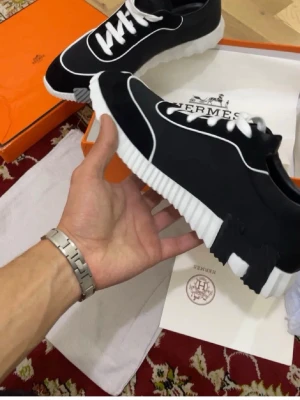 H Sneakers  - H skor finns.i storlek 44 