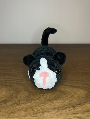 Virkad katt - Virkad liten katt, cirka 9cm lång☺️Kan virkas i andra färger om det önskas💗
