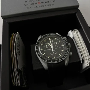 Omega X Swatch Mission to moon ink box och certifikat  - Omega x Swatch MoonSwatch till salu Säljer min Omega x Swatch Mission to the moon i fint skick. Använd sparsamt och alltid varsamt behandlad. Kommer med originalförpackning, certifikat, originalbandet och ett snyggt gummiband från wristbuddy. Perfekt klocka för dig som vill ha en ikonisk design till ett bra pris! (ANVÄND FÅ GÅNGER) 