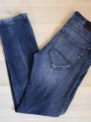 Lee Jeans - Snygga blå jeans från Lee. Jeansen har en lätt tvättad look. Perfekta för en avslappnad stil och tillverkade i bomull. Storlek W31 L34