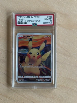 Pokémonkort Pikachu Munch Promo PSA 10 - Säljer ett japanskt Pokémonkort med Pikachu från 2018, Munch: A Retrospective SM Promo #288. Kortet är graderat PSA 10 GEM MT och har ett färgstarkt motiv inspirerat av Edvard Munchs Skriet. Kortet är inneslutet i en hård plastkapsel.