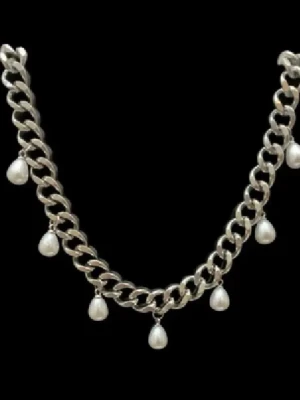 Halsband med pärlor  - Snyggt chunky halsband i silverfärg. Smycket är 8mm brett med hängande droppformade vita pärlor. Justerbar längd 38-43cm💕