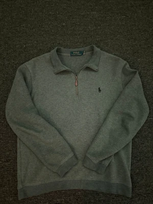 Polo Ralph Lauren Half Zip - Plagg:Polo Ralph Lauren Half Zip Storlek:S PASSAR OCKSÅ XS Nypris:2199 Mitt pris:349 Skick:8-10 Sparsamt använd Märke/Brand:Polo Ralph Lauren Färg:Grå Passform:S-XS Användning:Väldigt sparsamt Använd inga defekter  Priset är inte hugget i sten🪨🪓 Fraktar Inom 24 h📦 Skriv Vid Minsta Lilla Intresse😃