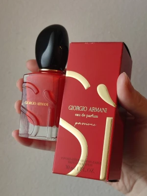 Giorgio Armani Si Passione EDP - Giorgio Armani Si Passione Perfume. 30ml bottle. Sprayed 2 times. 