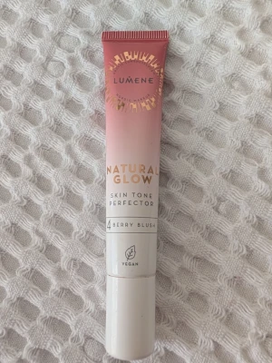 Lumene Natural Glow Berry Blush - OBS Kolla samma annons med fri frakt bland mina annonser. Flytande rouge från Lumene i nyansen Berry Blush. Kommer i en smidig tub med rosa och vit design samt guldiga detaljer. Produkten är vegansk och ger en naturlig glow till huden. Perfekt för att fräscha upp kinderna med en bärig ton. Använd två gånger. 