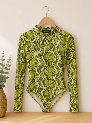 Grön ormmönstrad body från Parisian - Snygg body med lång ärm från Parisian i grön och svart ormmönstrad design. Hög hals och figurnära passform, perfekt för dig som vill sticka ut. Tillverkad i stretchigt material för extra komfort.