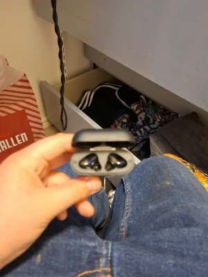 Svarta trådlösa in-ear hörlurar - Säljer ett par svarta trådlösa in-ear hörlurar med laddningsetui. Hörlurarna har en stilren och kompakt design, perfekt för musik och samtal på språng. Laddningsetuiet är också svart och smidigt att ta med sig. Passar till de flesta smartphones via Bluetooth.