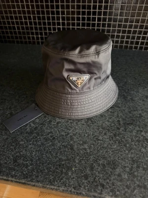 Prada hat  - Prada hat som aldrig används, väldigt fin nu inför sommaren. Pris kan diskuteras så tveka inte på att skriva