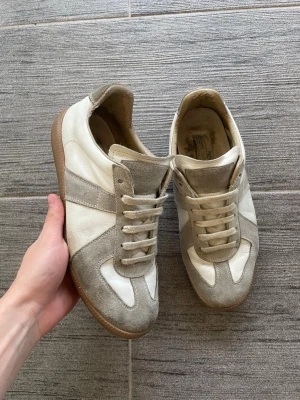 Maison Margiela ”GATS” - Maison Margiela gats Vit/beigea gats!  Size 43  Äkta! Köp verifiering om du är osäker!  Og finns att visa seriösa köpare! Lite smutsiga finns vissa skador!  Hör av dig vid minsta fundering