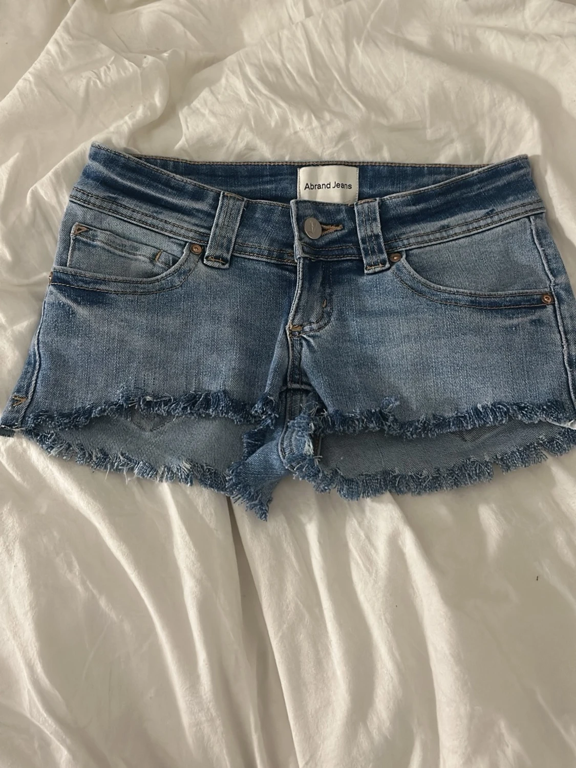 Blå jeansshorts med fransig kant