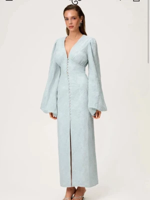 Positano dress från adoore - Positano dress. Storlek 36. Endast använd på midsommar! Färgen heter Mint Embroidery! Skriv till mig om du vill ha fler bilder eller om du har några frågor🥰