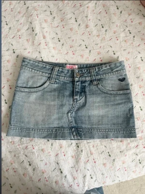 jeanskjol från Roxy - liten defekt på fickan,  midjemått: 34cm 💗 kolla profil för fler plagg