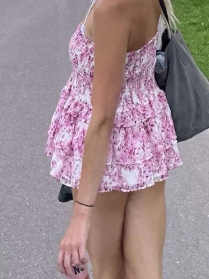 Blommig volang kjol  - Går att använda som topp och kjol. Jag har använt den som topp. Jättefin