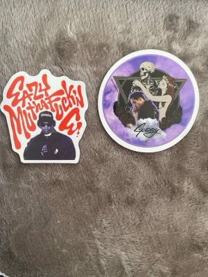 Eazy-E rapparen klistermärken - 2 klistermärken av rapparen Eazy e kostar 5kr för båda 