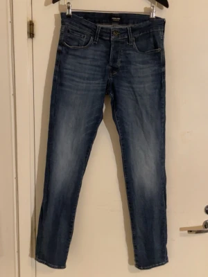 Jack&Jones Slim fit jeans - Ett par riktigt goa jack and jones jeans i modellen glenn/slim. jeansen är i ett ganska bra skick och har storleken 31/32! Riktigt sköna och perfekt för lite festligheter under sommarn 🎉Bara att höra av sig vid funderingar eller intresse 🥂👍