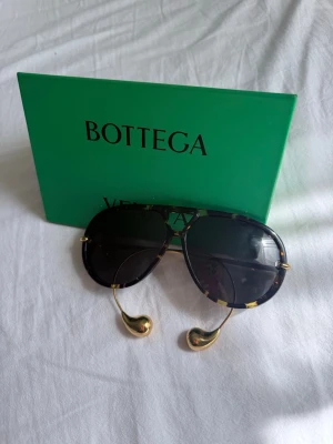 Bottega Veneta aviator solglasögon - Snygga aviator solglasögon från Bottega Veneta. Nyskick 💕🌸
