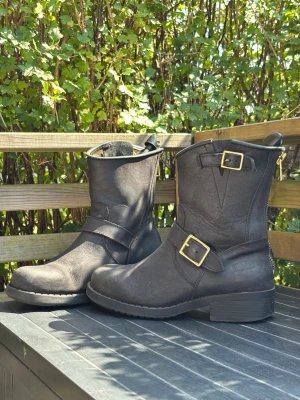 Johnny Bulls - Skinnboots från Johnny Bulls. Endast normalt bruksslitage, dragkedjor och sulor i bra skick. Står nyputsade och impregnerade med hållare inuti. Nypris ca 2000kr!
