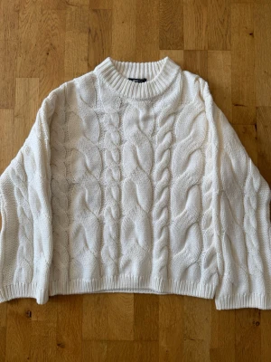 Kabelstickad tröja - Stickad tröja från Gina, aldrig använd.