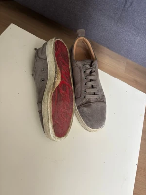 Skor - Säljer ett par Loubs i storlek 42 men passar 43, dom är i rätt så dåligt skick, och högra skon har en fläk på sig som jag inte får bort går säkert att få bort, hör av er vid fler frågor, pris kan diskuteras