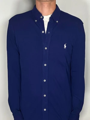Ralph Lauren skjorta - Säljer en riktigt snygg och trendig Ralph lauren skjorta i fint skick, storlek M, vid frågor är det bara att skriva //Gramenti