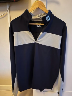 Footjoy tröja - Snygg mörkblå långärmad tröja från FootJoy 