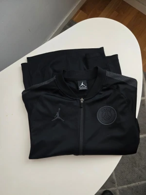 Paris och nike zip tröja - Som ny, testad nångång, orginal, storlek S